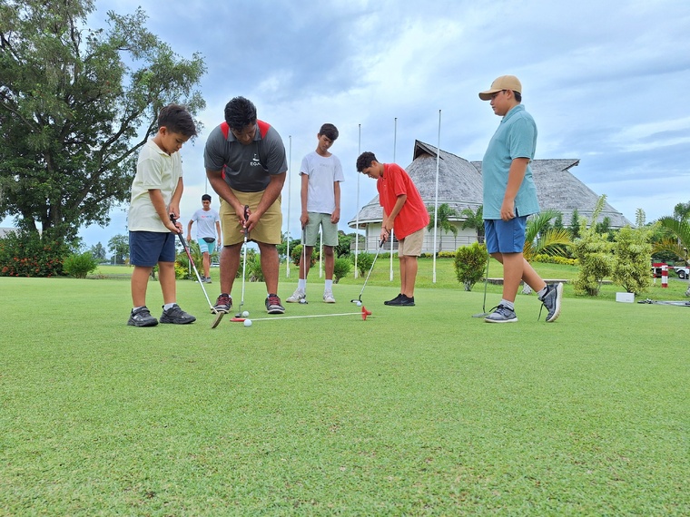 L’initiation s’est achevée par des défis sur le terrain de putting. L’initiation s’est achevée par des défis sur le terrain de putting.