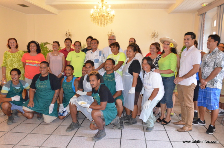 La photo de groupe des personnes impliquées dans le projet "Je cultive mon avenir", dont les quatorze stagiaires du groupe Mama’o green. La photo de groupe des personnes impliquées dans le projet "Je cultive mon avenir", dont les quatorze stagiaires du groupe Mama’o green.