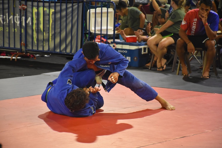 De nombreux combats se sont enchaînés toute la journée. De nombreux combats se sont enchaînés toute la journée.