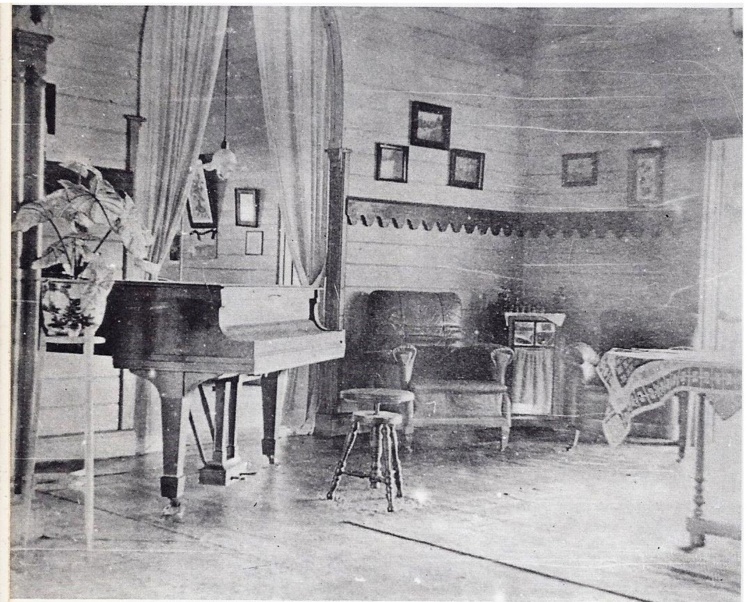 Le célèbre piano à queue, sans doute unique à cette époque en Nouvelle-Guinée, qui trônait dans le salon de Queen Emma. (Photo Roland Seib. East New Britain Historical and Cultural Centre, Kokopo) Le célèbre piano à queue, sans doute unique à cette époque en Nouvelle-Guinée, qui trônait dans le salon de Queen Emma. (Photo Roland Seib. East New Britain Historical and Cultural Centre, Kokopo)