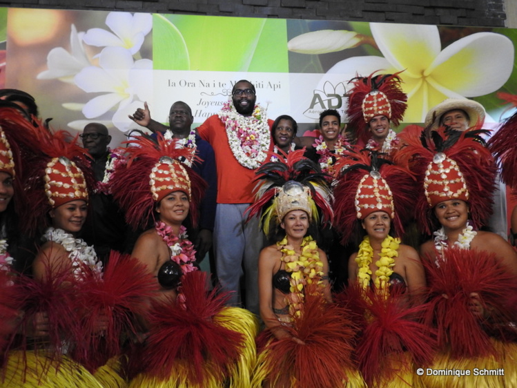 Le colosse de plus de 2m et un quintal animera des "training camps" à Fautaua les 21, 22 et 23 décembre et ira à la rencontre des jeunes Polynésiens. Le colosse de plus de 2m et un quintal animera des "training camps" à Fautaua les 21, 22 et 23 décembre et ira à la rencontre des jeunes Polynésiens.