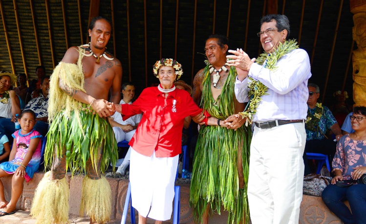 Edouard Fritch remet l’Ordre de Tahiti Nui à trois personnalités des îles Marquises
