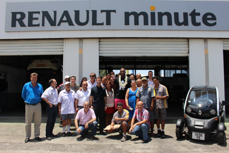 La twizzy est incontestablement trop petite pour accueillir le champion... La twizzy est incontestablement trop petite pour accueillir le champion...