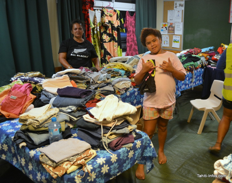 Les volontaires des différentes églises trient les dons reçus Les volontaires des différentes églises trient les dons reçus