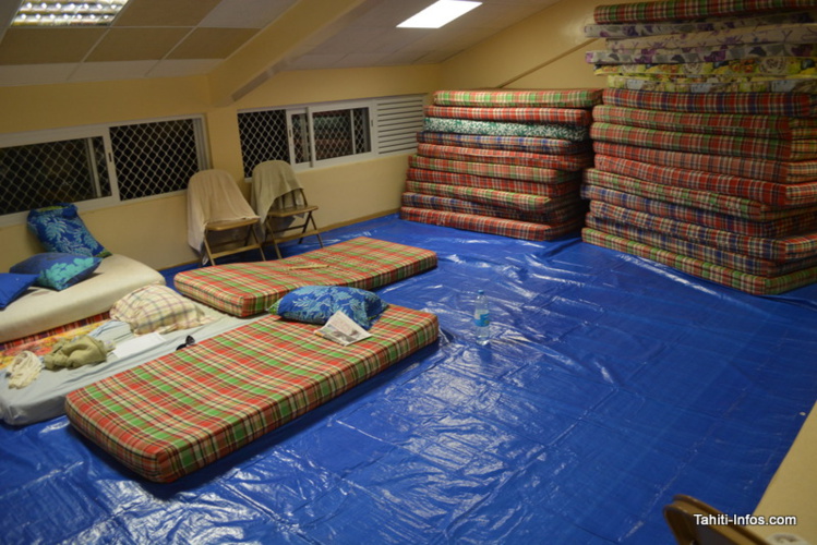 Trois familles dorment dans des salles de réunion de l'église. Trois familles dorment dans des salles de réunion de l'église.