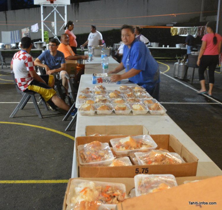 Plus de 1 400 repas sont servis chaque jour, chaque paroisse faisant la cuisine à tour de rôle. Plus de 1 400 repas sont servis chaque jour, chaque paroisse faisant la cuisine à tour de rôle.