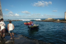 L'île de Makatea, dans les Tuamotu, est très isolée et n'est accessible que par bateau. Une goélette vient faire des livraisons sur place toutes les deux ou trois semaines. Le reste du temps, la population a recours à des poti marara pour rejoindre Rangiroa.