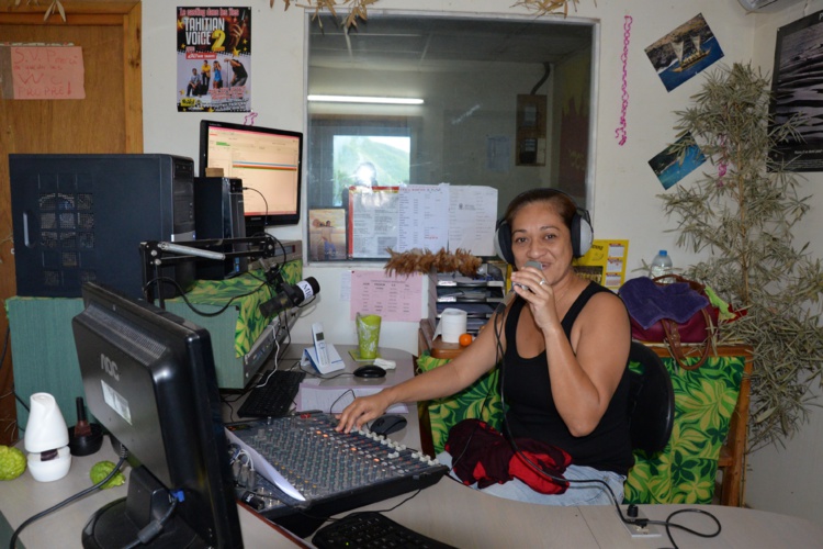 Tous les matins Tahia appelle dans les îles de l’archipel pour connaître les nouvelles fraiches. Tous les matins Tahia appelle dans les îles de l’archipel pour connaître les nouvelles fraiches.