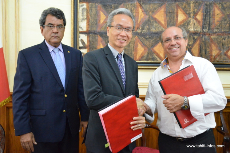 Edouard Fritch en compagnie du mandataire du consortium chinois signataire du protocole d'accord, Ivan Ko, et de Claude Drago, le directeur général de TNAD, maître d'ouvrage du Tahiti Mahana Beach.