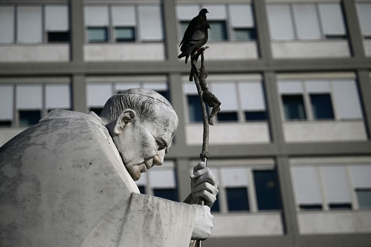 Le pape victime d'une nouvelle crise respiratoire lundi