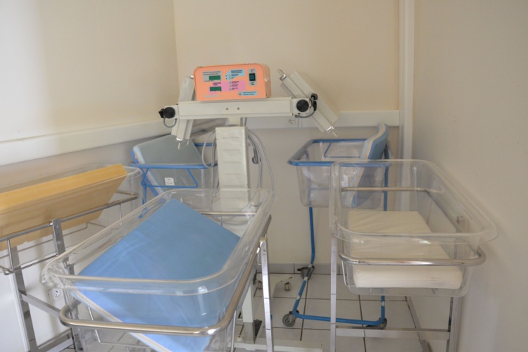 Les salles de l’hôpital dédiées aux nourrissons sont vides.
