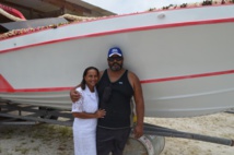 Paul pose fièrement devant son nouveau bateau de 17 pieds, avec son épouse
