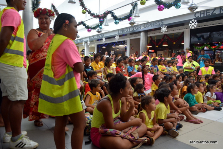 Le spectacle de marionnettes a passionné le jeune public. Le père Noël, victime de méchants, risquait de ne pas pouvoir livrer ses cadeaux aux enfants sages… Mais avec l'aide du public, il finira par y arriver.