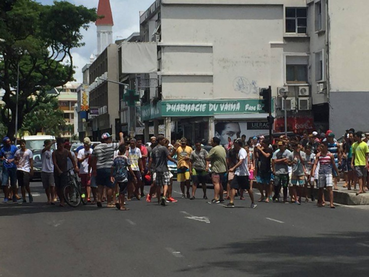 L'avenue du général de Gaulle bloquée par une bagarre (MàJ) L'avenue du général de Gaulle bloquée par une bagarre (MàJ)
