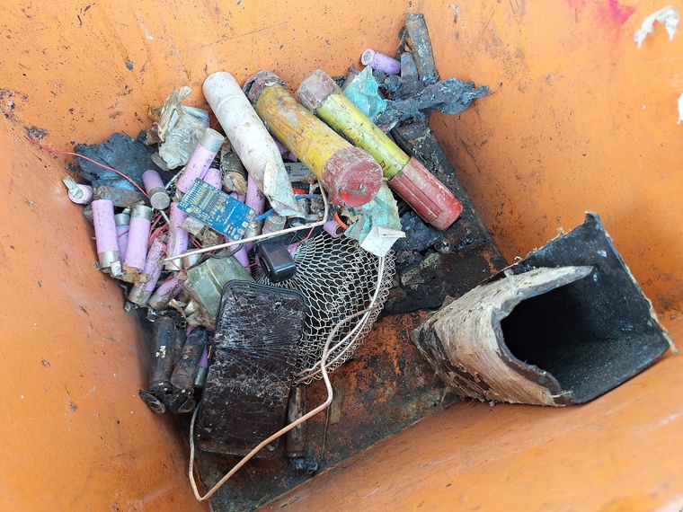 Des fusées de détresse, un téléphone portable et une batterie de vélo électrique stockés dans la caisse anti-déflagration du site. Des fusées de détresse, un téléphone portable et une batterie de vélo électrique stockés dans la caisse anti-déflagration du site.