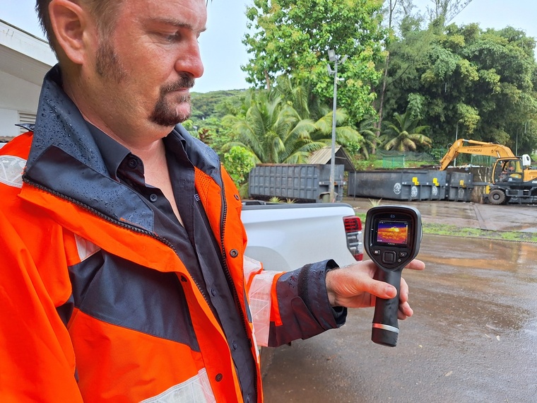 Jérôme Camus vérifie les “points chauds” à l’aide d’une caméra thermique mobile. Jérôme Camus vérifie les “points chauds” à l’aide d’une caméra thermique mobile.