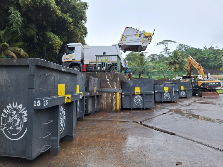 Les déchargements ont repris au quai de transfert. Les déchargements ont repris au quai de transfert.
