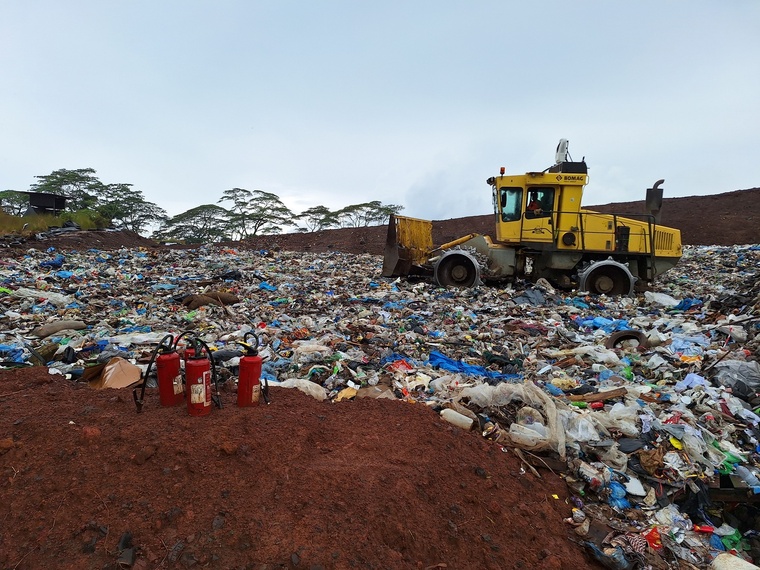 Les ordures ménagères sont temporairement stockées en amont de la zone incendiée. Les ordures ménagères sont temporairement stockées en amont de la zone incendiée.
