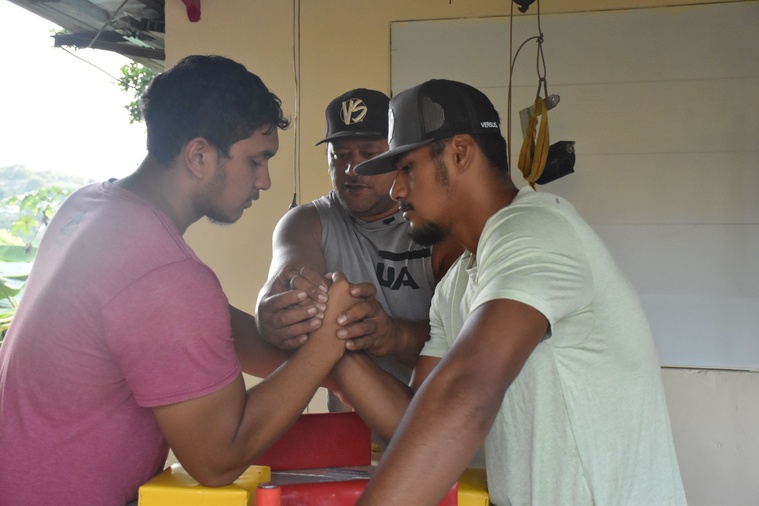 Le bras de fer sportif est un sport de force et de rapidité. Le bras de fer sportif est un sport de force et de rapidité.