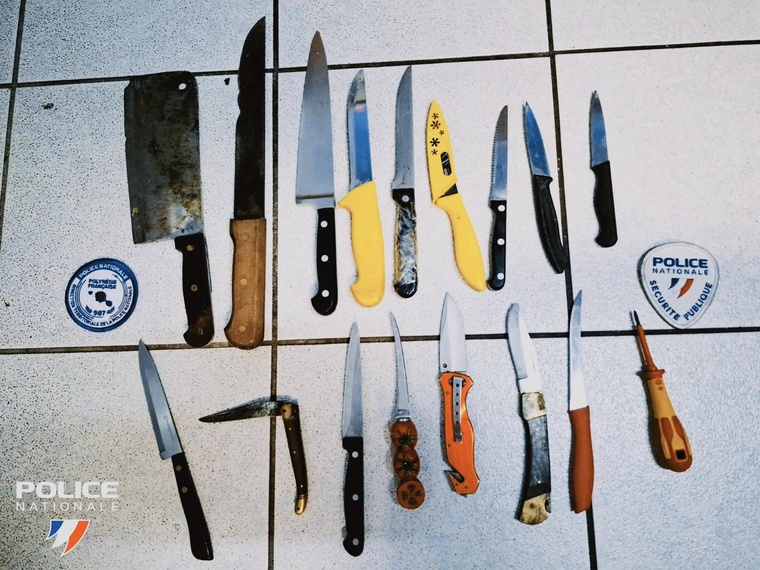 16 couteaux saisis mercredi au Parc Paofai 16 couteaux saisis mercredi au Parc Paofai