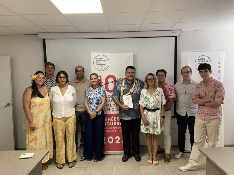 Ce vendredi, Teva Rohfritsch s'est rendu à l'Autorité polynésienne de la concurrence, où il a échangé avec sa présidente, Johanne Peyre. Crédit photo : Thibault Segalard. Ce vendredi, Teva Rohfritsch s'est rendu à l'Autorité polynésienne de la concurrence, où il a échangé avec sa présidente, Johanne Peyre. Crédit photo : Thibault Segalard.