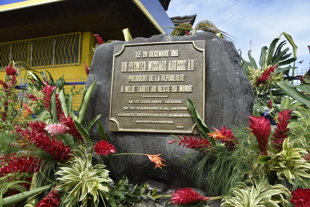 La plaque commémorative de la première liaison radiotélégraphique entre Tahiti et la France le 29 décembre 1915.