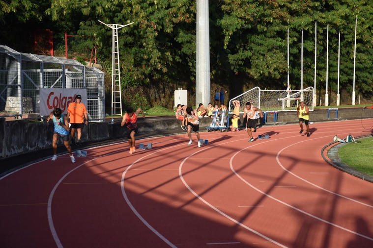 Les courses se sont enchaînées samedi après-midi au stade de la Punaruu. Les courses se sont enchaînées samedi après-midi au stade de la Punaruu.