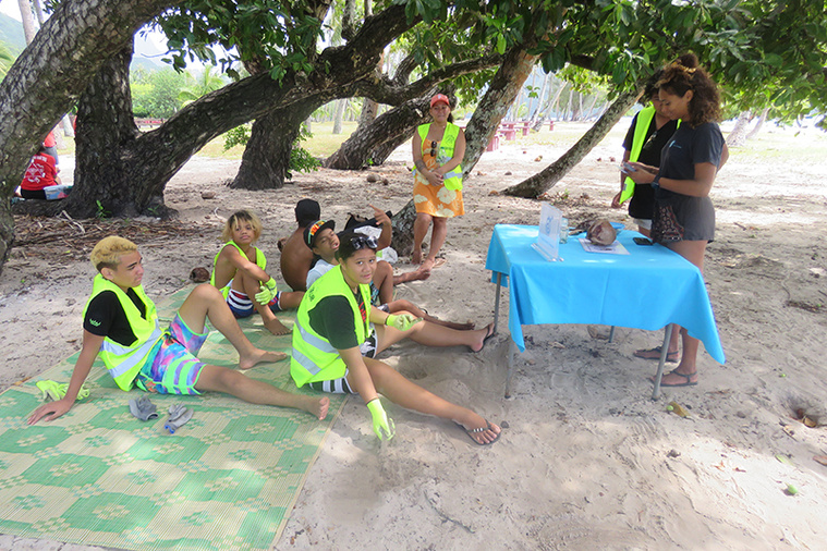 Des collégiens aiguisent leur sens de l’écologie à Moorea Des collégiens aiguisent leur sens de l’écologie à Moorea