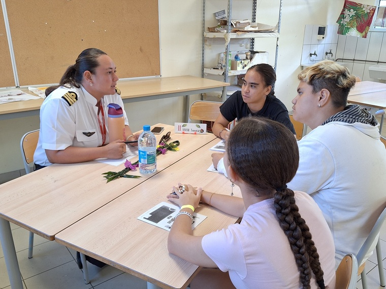 Rencontre avec Tumatai Vivish, pilote de ligne. Rencontre avec Tumatai Vivish, pilote de ligne.
