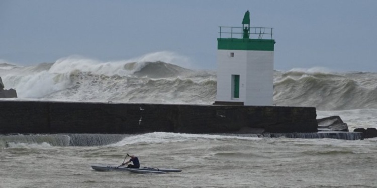 Tarnos : ils font de la pirogue tahitienne dans des vagues de plusieurs mètres