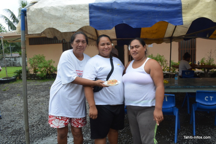 Ces sinistrées ont fait visiter leur installation provisoire au gouvernement, et avaient beaucoup de questions sur les zones rouges et la reconstruction des fare Ces sinistrées ont fait visiter leur installation provisoire au gouvernement, et avaient beaucoup de questions sur les zones rouges et la reconstruction des fare