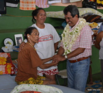 Édouard Fritch rencontre une mamie hébergée dans la salle d'accueil, avec son respirateur. Le gouvernement espère pouvoir lui trouver une maison en location en attendant. Édouard Fritch rencontre une mamie hébergée dans la salle d'accueil, avec son respirateur. Le gouvernement espère pouvoir lui trouver une maison en location en attendant.