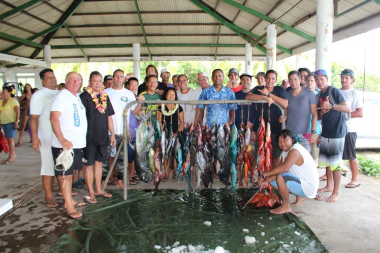 L'ensemble des participants avec leurs prises L'ensemble des participants avec leurs prises