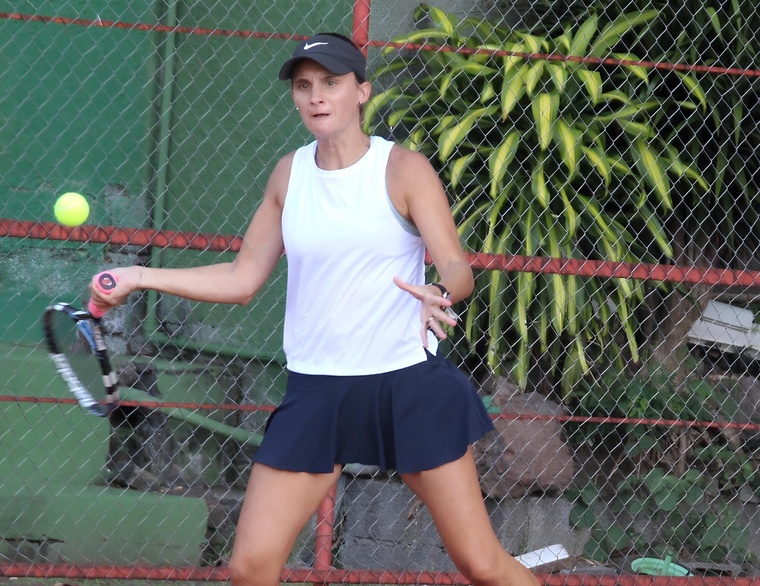 Claire Vernhes a dominé la finale féminine. Son départ prochain va manquer au tennis féminin local. Claire Vernhes a dominé la finale féminine. Son départ prochain va manquer au tennis féminin local.