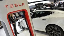 Auto: Tesla en quête de matière grise Auto: Tesla en quête de matière grise