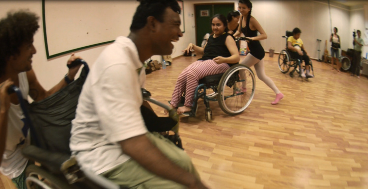 Danse en fauteuil roulant ou au sol, c'est tout en poésie qu'ils s'exprimeront avec leurs corps. Danse en fauteuil roulant ou au sol, c'est tout en poésie qu'ils s'exprimeront avec leurs corps.