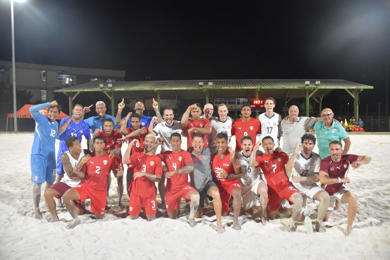 Les deux équipes réunies dans la fraternité. Les deux équipes réunies dans la fraternité.