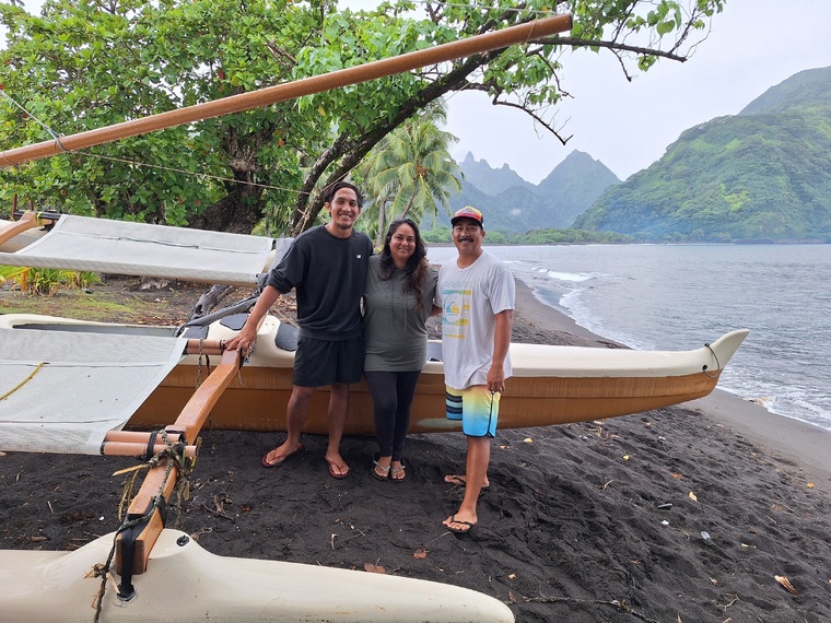 Vehia, Hinatea et Rainui Lefay réalisent leur rêve chez eux, à Tautira (Crédit : Anne-Charlotte Lehartel). Vehia, Hinatea et Rainui Lefay réalisent leur rêve chez eux, à Tautira (Crédit : Anne-Charlotte Lehartel).