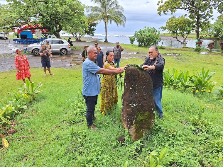 Des couronnes de ‘autī ont été déposées sur la stèle de Anapu. Des couronnes de ‘autī ont été déposées sur la stèle de Anapu.