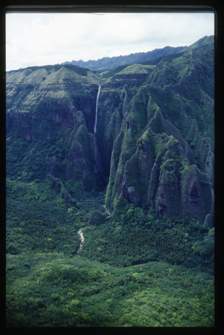 La grande cascade de Vaipo, à Hakaui, vue d'hélicoptère. L'approche aérienne est magique. La grande cascade de Vaipo, à Hakaui, vue d'hélicoptère. L'approche aérienne est magique.