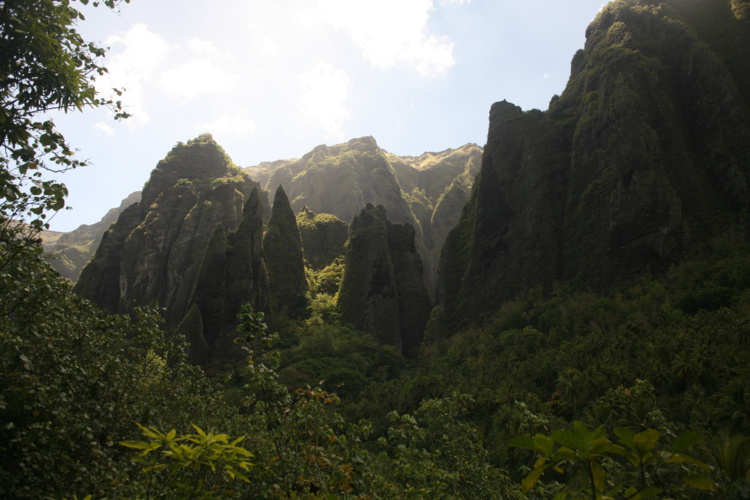 Un paysage typique de la vallée de Hakaui ; l'érosion a dessiné des reliefs extrêmes. Un paysage typique de la vallée de Hakaui ; l'érosion a dessiné des reliefs extrêmes.