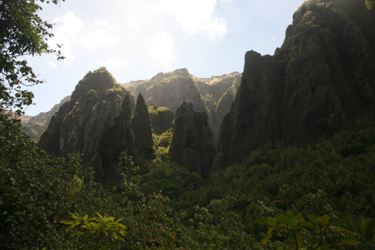 Un paysage typique de la vallée de Hakaui ; l'érosion a dessiné des reliefs extrêmes.