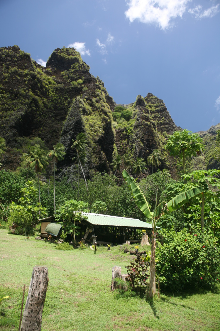 Un paysage typique de la vallée de Hakaui ; l'érosion a dessiné des reliefs extrêmes. Un paysage typique de la vallée de Hakaui ; l'érosion a dessiné des reliefs extrêmes.