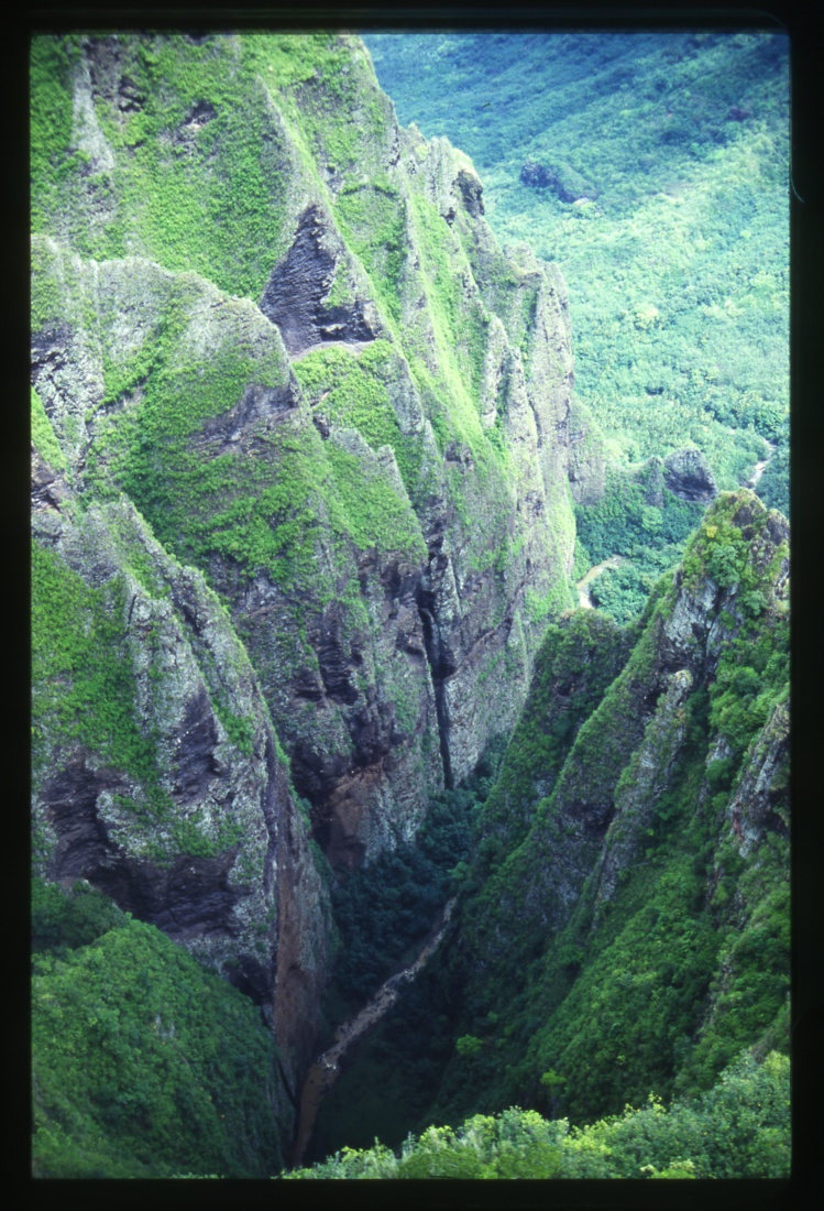 Le haut de la cascade, alors que l'hélicoptère fait un point fixe juste au dessus du vide. 350 m plus bas, on distingue parfaitement le cours d'eau que suivent les randonneurs. Le haut de la cascade, alors que l'hélicoptère fait un point fixe juste au dessus du vide. 350 m plus bas, on distingue parfaitement le cours d'eau que suivent les randonneurs.