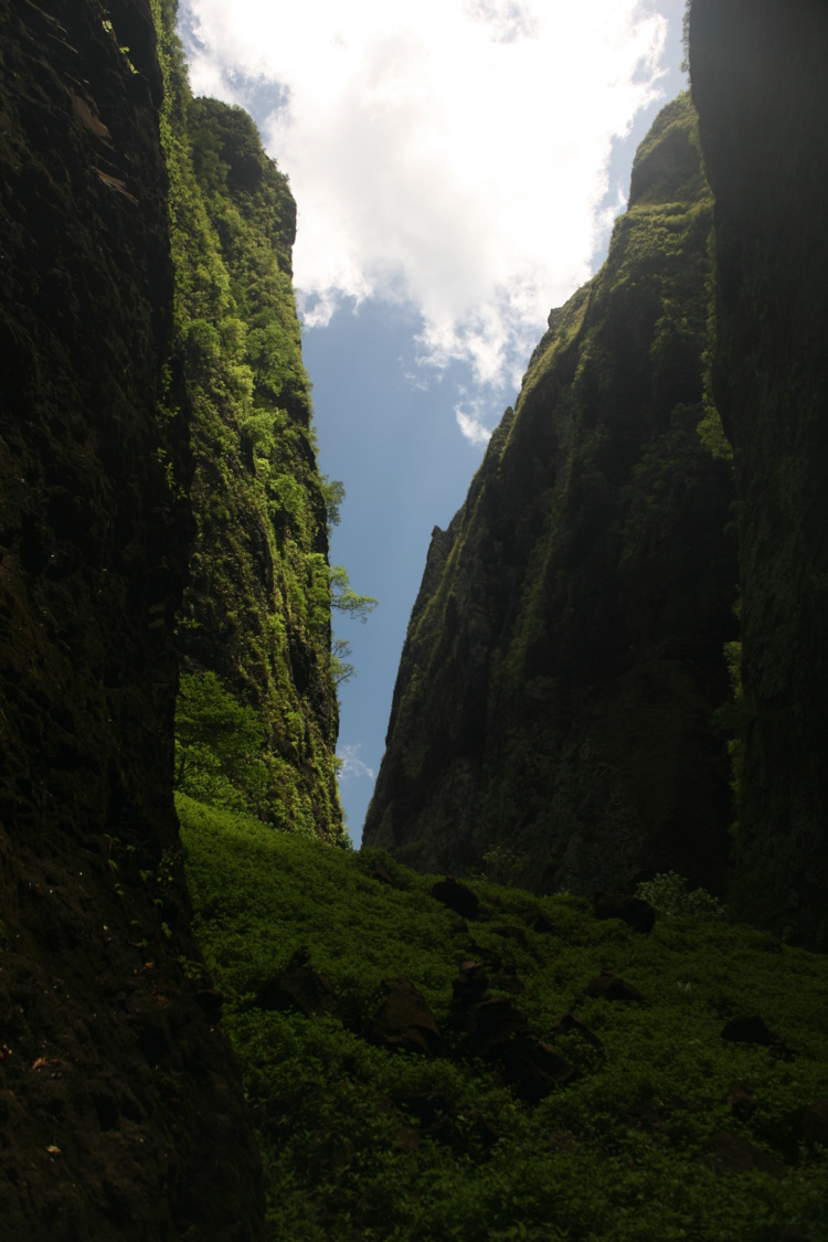 Au fond de la vallée, au pied de la cascade, quand on se retourne, l'impression d'être prisonnier du rocher est bien réelle. Au fond de la vallée, au pied de la cascade, quand on se retourne, l'impression d'être prisonnier du rocher est bien réelle.