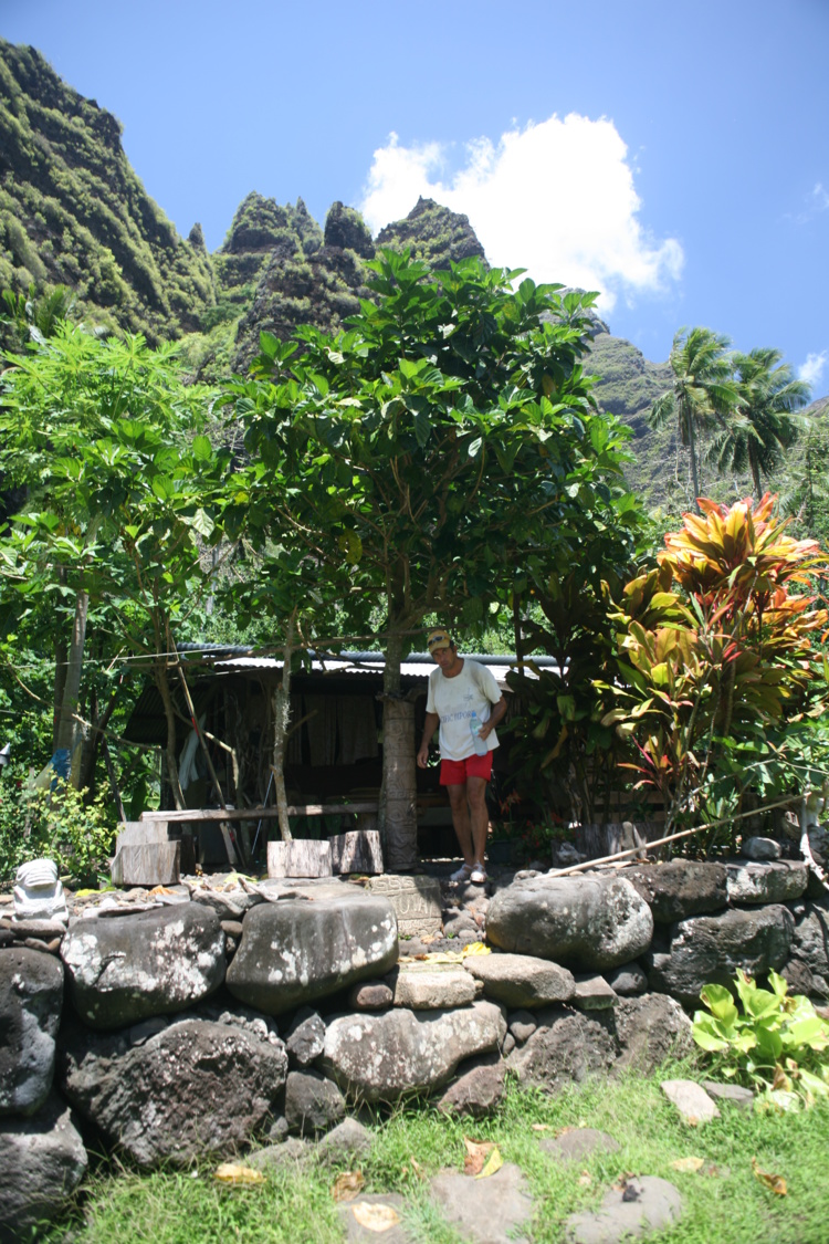 Sur un ancien paepae, une maison a été reconstruite, mêlant tradition et modernisme. Sur un ancien paepae, une maison a été reconstruite, mêlant tradition et modernisme.