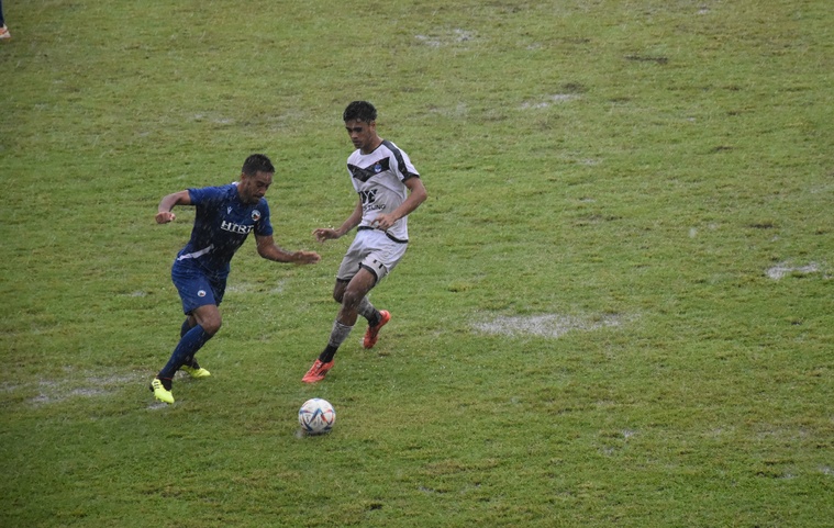 La pluie a rendu les conditions de jeu difficiles La pluie a rendu les conditions de jeu difficiles