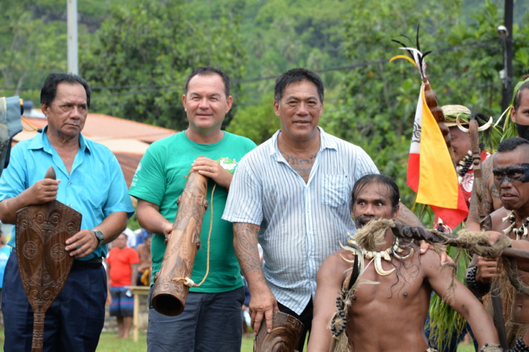 Felix Barsinas (en vert) au Festival des arts des îles des Marquises, en décembre 2015. Felix Barsinas (en vert) au Festival des arts des îles des Marquises, en décembre 2015.