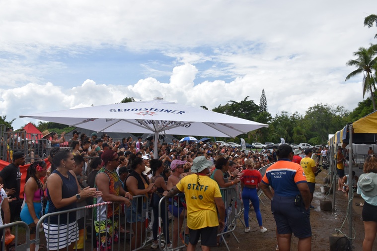 La foule est venue nombreuse pour encourager tous les participants. La foule est venue nombreuse pour encourager tous les participants.