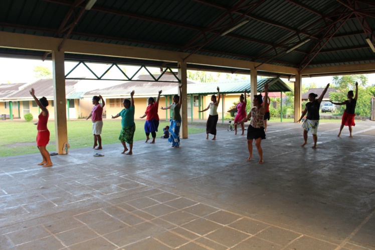 À l'école Matairea, les répétitions se font tous les jours, sous la direction de Ligeia, Fany et la conseillère municipale Nadège VANAA